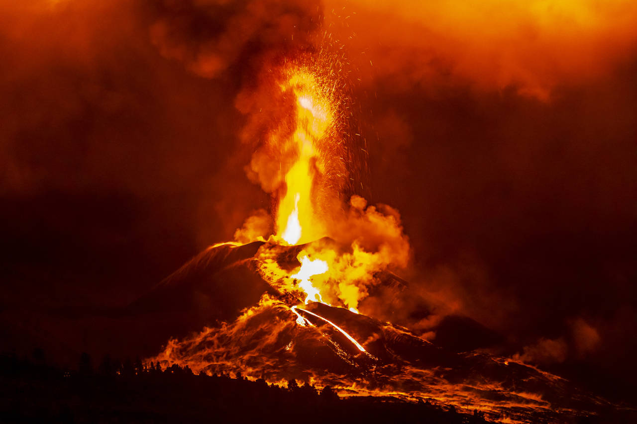 Entra en erupción el volcán más alto de la península de Kamchatka, en Rusia, tras el fuerte terremoto